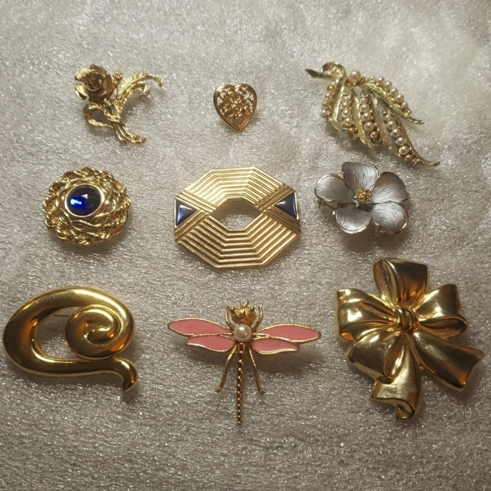 Large Lot of Brooches, Scarf Clips & Pin